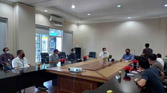 Pimpinan <a href='https://manado.tribunnews.com/tag/tribun-manado' title='Tribun Manado'>Tribun Manado</a> melakukan <a href='https://manado.tribunnews.com/tag/kunjungan' title='kunjungan'>kunjungan</a> di kantor PT PLN (Persero) Unit Induk Wilayah (UIW) <a href='https://manado.tribunnews.com/tag/suluttenggo' title='Suluttenggo'>Suluttenggo</a>, Rabu (6/10/2021).