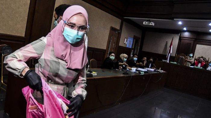 Terdakwa kasus suap pengurusan pengajuan fatwa Mahkamah Agung (MA) untuk membebaskan Djoko Tjandra, Pinangki Sirna Malasari, mengikuti sidang perdana di Pengadilan Negeri Jakarta Pusat, Rabu (23/9/2020). Sidang tersebut beragendakan pembacaan dakwaan dalam kasus dugaan suap dan tindak pidana pencucian uang (TPPU) oleh pihak Jaksa Penuntut Umum.