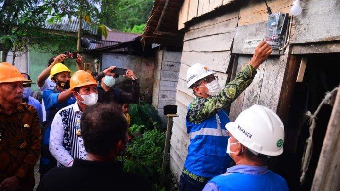 PLN berhasil mengalirkan listrik untuk 6 Desa di Kabupaten Banggai Laut dan 4 Desa di Kabupaten Banggai Kepulauan, Minggu 25 April 2021 kemarin.