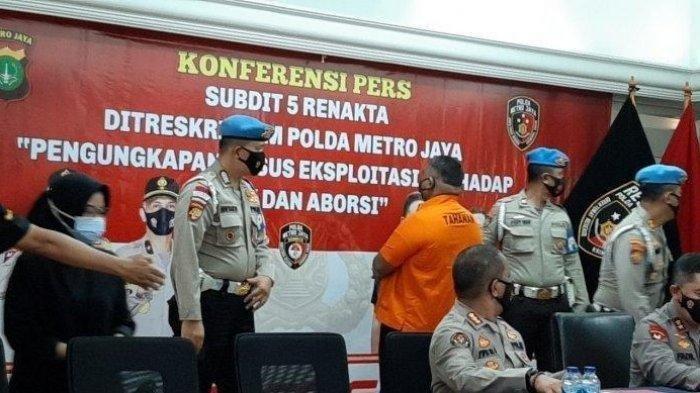 Bripka CS (berbaju tahanan), tersangka kasus penembakan, saat dihadirkan di Polda Metro Jaya, Jakarta Selatan, Kamis (25/2/2021). Pelaku penembakan di sebuah kafe di kawasan Cengkareng, Jakarta Barat, akhirnya terungkap. Pelaku merupakan anggota kepolisian yaitu Bripka CS.