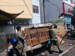 Satpol PP Manado Tertibkan Lapak Liar Didepan Jumbo Swalayan