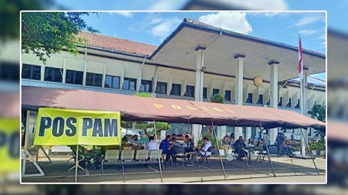 Pos pengamanan polisi di Pengadilan Negeri Jakarta Selatan untuk mengamankan sidang perdana praperadilan Rizieq Shihab, Senin (4/1/2021).