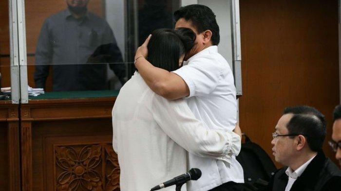 Potret Ferdy Sambo Cium dan Peluk Putri Candrawathi Sebelum di Ruang Sidang, Terlihat Mesra dan Haru