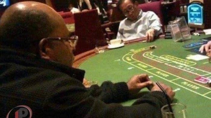 Potret Gubernur Papua Lukas Enembe Main Judi di Kasino Singapura.