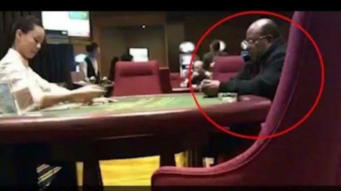 Potret Gubernur Papua Lukas Enembe Main Judi di Kasino Singapura.