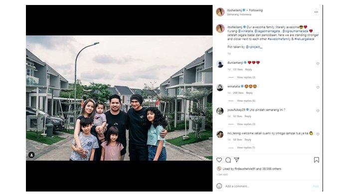 Potret keluarga bahagia Sheila Marcia; foto diunggah di Instagram pada 23 November 2021.