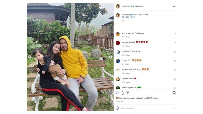 Potret keluarga Sheila Marcia dan Dimas Akira; foto diunggah di Instagram pada 26 Oktober 2021.