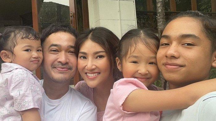 Potret kompak The Onsu Family; Thania, Ruben Onsu, Sarwendah Tan, Thalia dan Betrand Peto