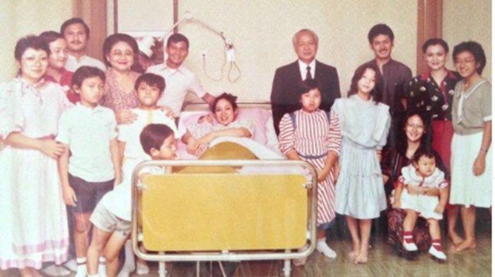 Potret Prabowo Subianto terlihat berkumpul saat sang istri Titiek Soeharto melahirkan Didit Hediprasetyo.