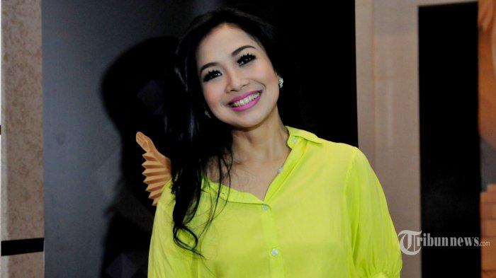 Presenter Feni Rose saat menghadiri acara konferensi pers Panasonic Gobel Awards di Hotel Fairmont, Senayan, Jakarta Pusat, Rabu (29/4/2015). Feni Rose masuk kategori Host Infotainment Program bersama presenter lainnya antara lain Fenita Arie, Indra Herlambang, Irfan Hakim dan ruben Onsu.