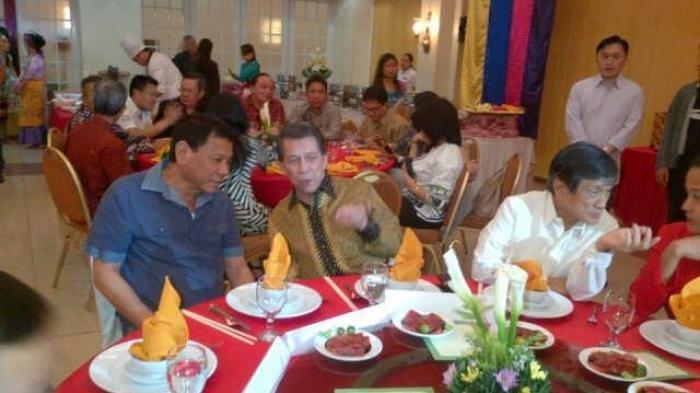 Presiden Rodrigo Roa Duterte saat masih menjabat Wali Kota Davao dan menjamu Dr SH Sarundajang saat masih menjabat Gubernur Sulut