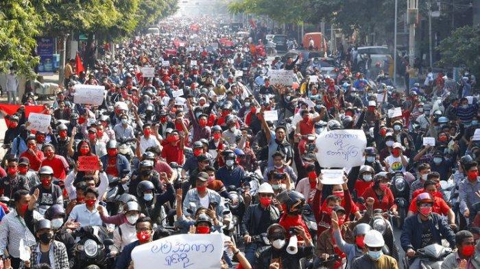 Puluhan ribu orang berdemonstrasi menentang pengambilalihan militer di kota terbesar Myanmar Yangon dan menuntut pembebasan Aung San Suu Kyi, pada Minggu (7/2/2021).