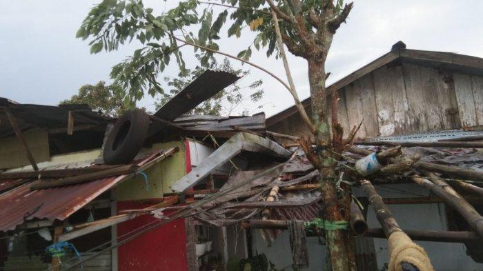 Puting beliung menimpa rumah penduduk di Desa Kalawiran, Kecamatan Kakas Barat, Kabupaten Minahasa, Senin (15/2/2021).