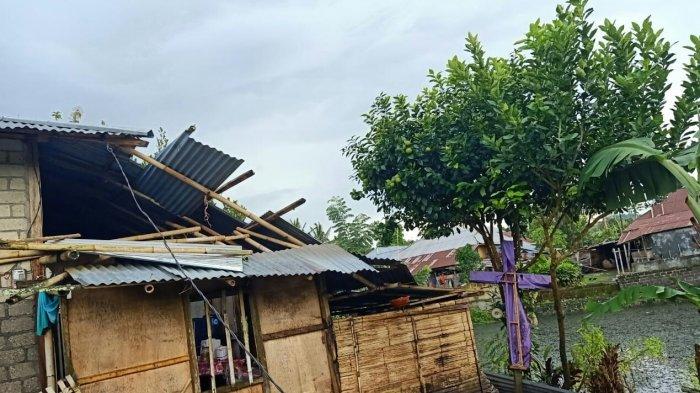 Puting beliung menimpa rumah penduduk di Desa Kalawiran, Kecamatan Kakas Barat, Kabupaten Minahasa, Senin (15/2/2021).