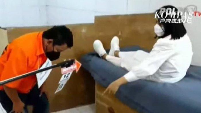 Putri Candrawathi dalam proses rekonstruksi pembunuhan Brigadir J, tampak berkomunikasi dengan Kuat Ma'ruf