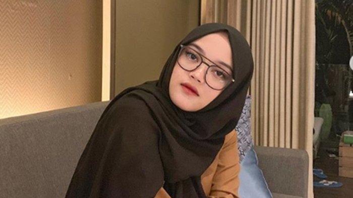 Putri Delina.