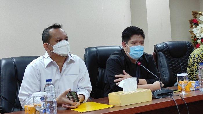 Ketua Fraksi Golkar DPRD Sulut, Raski Mokodompit dan Wakil Ketua I DPD Partai Golkar Sulut, Feryando Lamaluta memberikan keterangan pers di ruang serbaguna DPRD Sulut, Rabu (27/01/2021).