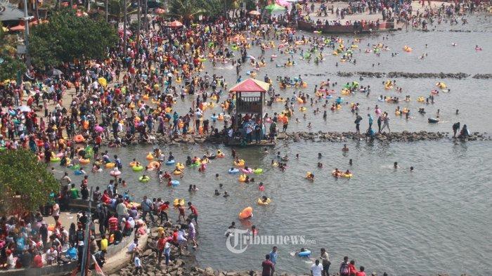 LIBURAN DI ANCOL - Ribuan orang asyik mandi di Pantai Ancol, Ancol, Jakarta Utara