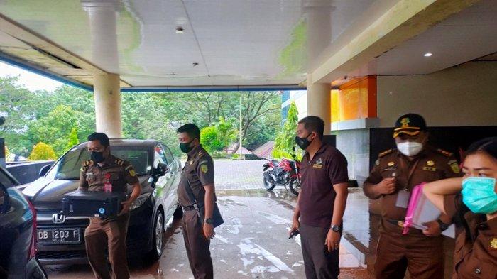 Rombongan petugas Kejati Sulut saat menyita sejumlah dokumen Rabu (27/1/2021) 16.50 Wita