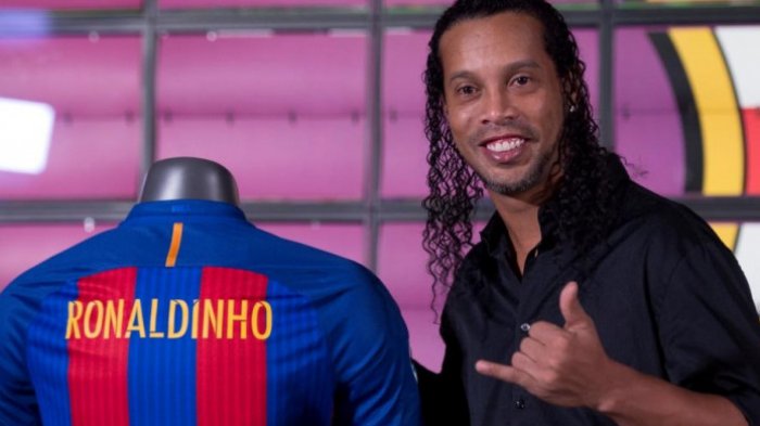 JOSEP LAGO/ AFP
Ronaldinho dalam acara peresmian dirinya sebagai duta klub FC Barcelona di Stadion Camp Nou, Barcelona, 3 Februari 2017. dalam acara peresmian dirinya sebagai duta klub FC Barcelona di Stadion Camp Nou, Barcelona, 3 Februari 2017.