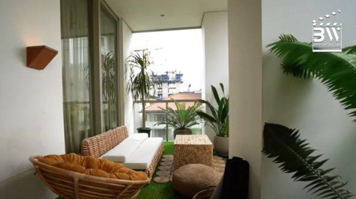 Ruang santai di apartemen mewah Indra Priawan dan Nikita Willy
