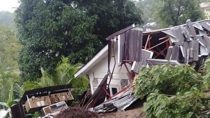 Rumah di Kecamatan Pineleng, Kabupaten Minahasa, rusak diterjang tanah longsor