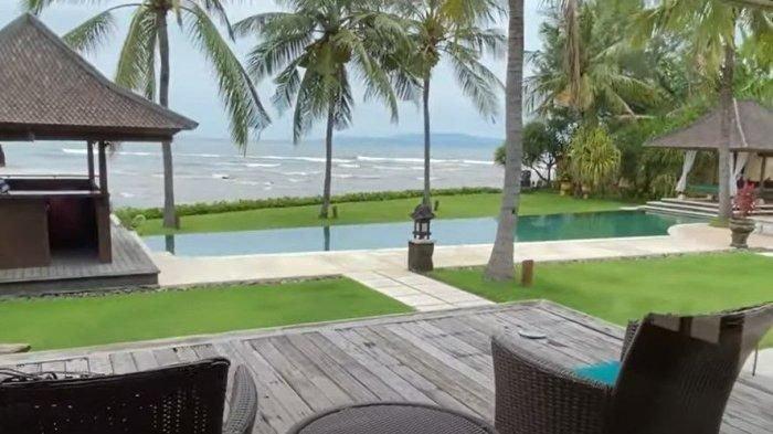 Rumah Ratna Galih di Bali langsung menghadap ke laut