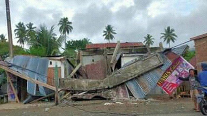 Rumah dan beberapa bangunan lainnya di Majene rusak parah setelah wilayah itu diuncang gempa siang tadi