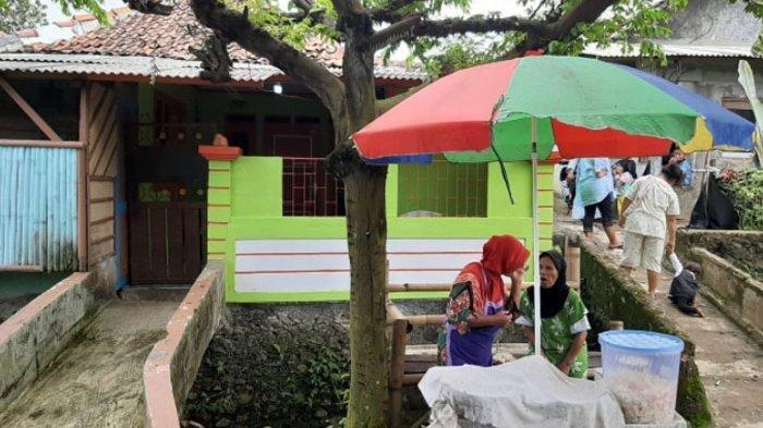 Rumah RW (53), wanita yang ditangkap polisi dari Polda Metro Jaya di rumahnya di Kecamatan Cibungbulang, Kabupaten Bogor karena menyebarkan ujaran kebencian soal Polri.