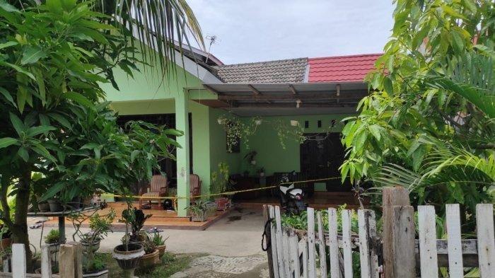 Rumah yang diduga menjadi TKP penembakan di Jalan Mangga, Perumahan Asparaga, Kota Gorontalo, Senin (21/3/2022) siang.