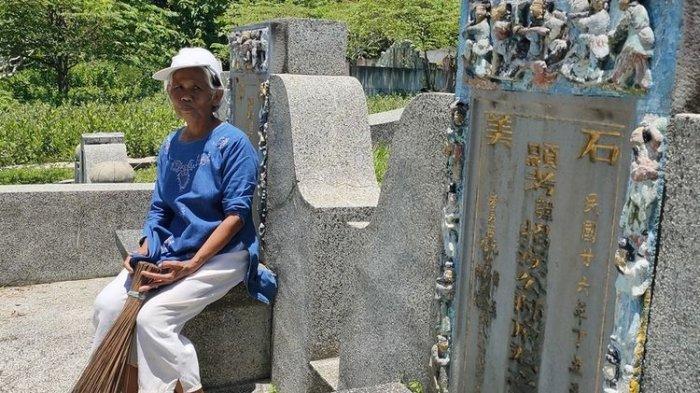 Samiyem (58) sehabis menyapu salah satu bong keluarga Tionghoa di pemakaman Cina pada pedukuhan tegallembut, Kalurahan Giripeni, Kulon Progo, Daerah Istimewa Yogyakarta.