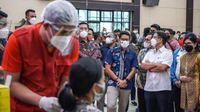 Sandiaga Uno bersama menteri kesehatan melihat proses vaksinasi untuk para pelaku usaha di Sulut