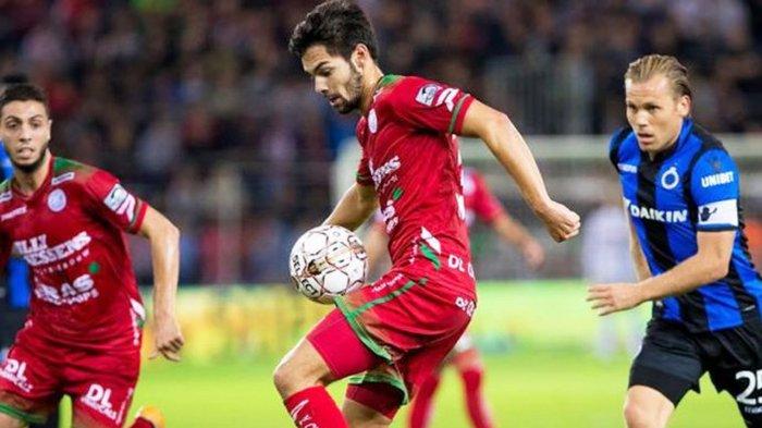 Bek sayap Zulte Waregem, Sandy Walsh tengah membawa bola.