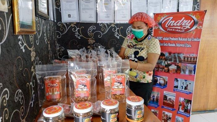Santje Pontoh mengatur halua kenari Bagoyang yang selesai dikemas di rumah produksinya di Kelurahan Ranotana Weru, Manado.