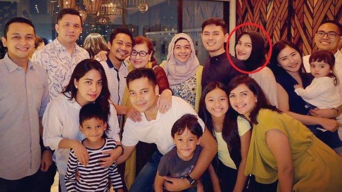 Sarah Amalia bersama Keluarga