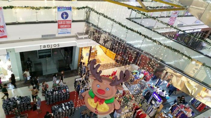 Sebuah patung Santa Claus berukuran raksasa setinggi tiga lantai terpajang di Mantos tiga Kota Manado, Sulawesi Utara, Selasa (21/12/2021).