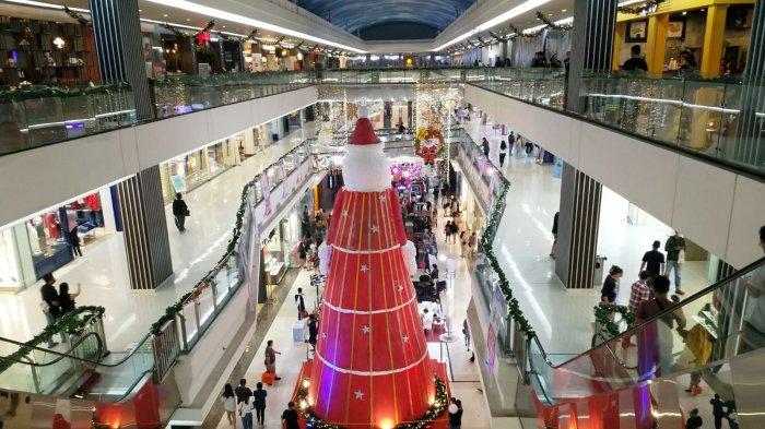 Sebuah patung Santa Claus berukuran raksasa setinggi tiga lantai terpajang di Mantos tiga Kota Manado, Sulawesi Utara, Selasa (21/12/2021).