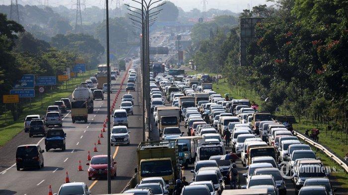 ILUSTRASI - Sejumlah kendaraan menuju Puncak terjebak macet di kawasan Gadog, Megamendung, Kabupaten Bogor, Jawa Barat, Sabtu (22/8/2020). Kawasan Puncak Bogor masih menjadi primadona wisatawan mengisi libur panjang Tahun Baru Islam 1442 Hijriah yang bersamaan dengan libur akhir pekan dan cuti bersama. Tribunnews/Jeprima