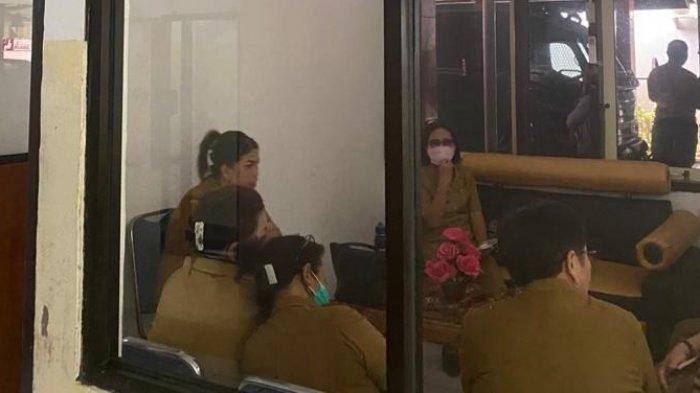 sejumlah kepala sekolah di ruang tunggu kantor kejari Bitung