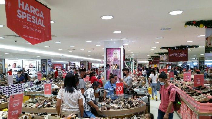 Sejumlah pengunjung sedang memilih baju yang disediakan salah satu tenant di Megamall Manado, Rabu (15/12/2021).
