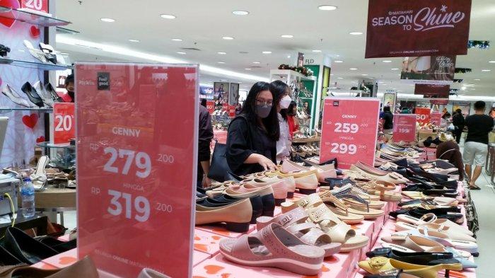 Sejumlah pengunjung sedang memilih baju yang disediakan salah satu tenant di Megamall Manado, Rabu (15/12/2021).