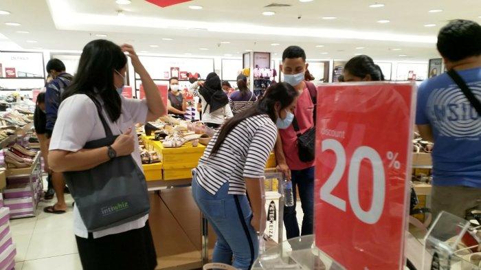 Sejumlah pengunjung sedang memilih baju yang disediakan salah satu tenant di Megamall Manado, Rabu (15/12/2021).