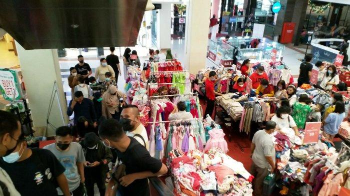 Sejumlah pertokoan yang menjual ornamen natal di pusat perbelanjaan Megamall Manado mulai berbenah pasca perayaan hari Natal di Sulawesi Utara, Senin (27/12/2021).