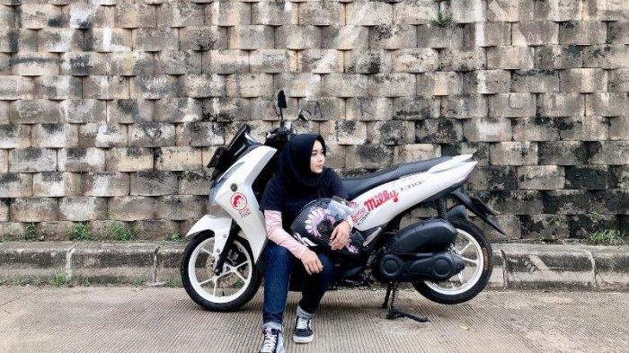 Selva Marisa (34) seorang wanita yang berprofesi sebagai Graphic Designer dan menggemari dunia otomotif khususnya roda dua.