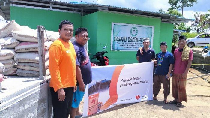 Yayasan masjid Nusantara (YMN) Sulawesi Utara berikan bansos berupa 100 box nasi kepada korban banjir Manado dan 300 sak karung semen untuk pembangunan masjid.