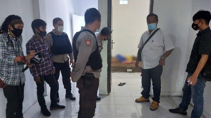 Suasana kamar di lantai 2 sebuah ruko di Kelurahan Wangurer Timur Kecamatan Madidir, tempat ditemukan seorang pria tak bernyawa, Rabu (17/3/2021).