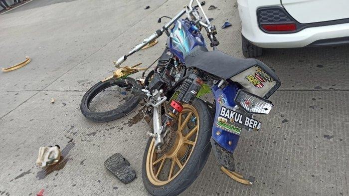 FOTO - Sepeda motor Yamah Rx King yang ringsek akibat kecelakaan di depan Bandara Adi Soemarmo, Kecematan Ngemplak, Kabupaten Boyolali, Selasa (16/2/2021).