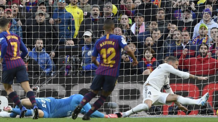 Sergio Ramos gagal menghadang bola tendangan Philippe Coutinho pada laga Barcelona vs Real Madrid dalam pertandingan bertajuk El Clasico di Stadion Camp Nou, 28 Oktober 2018.