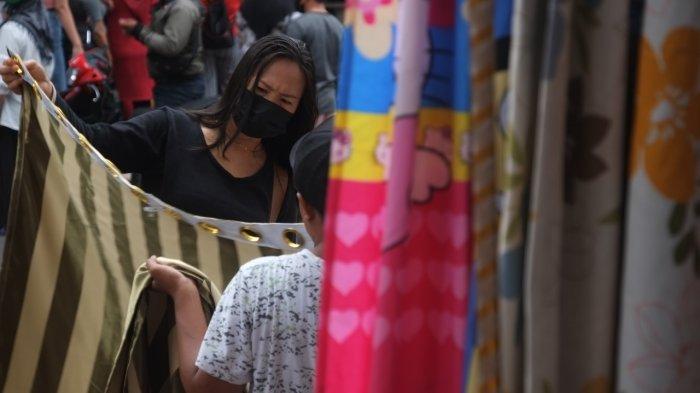 Setiap menjelang hari raya baik itu pasar senggol maupun penjual gorden mengambil kesempatan untuk menarik pelanggan dengan mengambil tempat berjualan di sekitar TKB.
