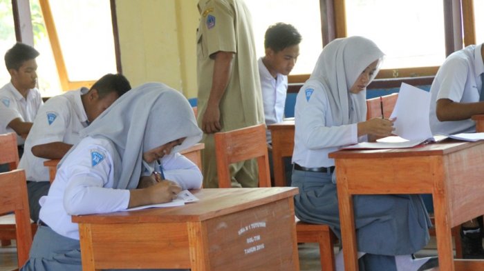 siswa SMAN 1 Tutuyan mengikuti ujian sekolah berstandar nasional mengikuti ujian. Tahun ini UN, ujian kesetaraan dan ujian sekolah ditiadakan.